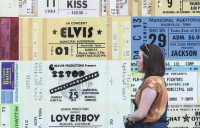 photo affiches collées dans la rue