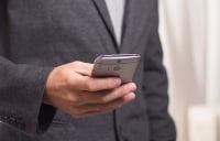 photo telephone dans une main