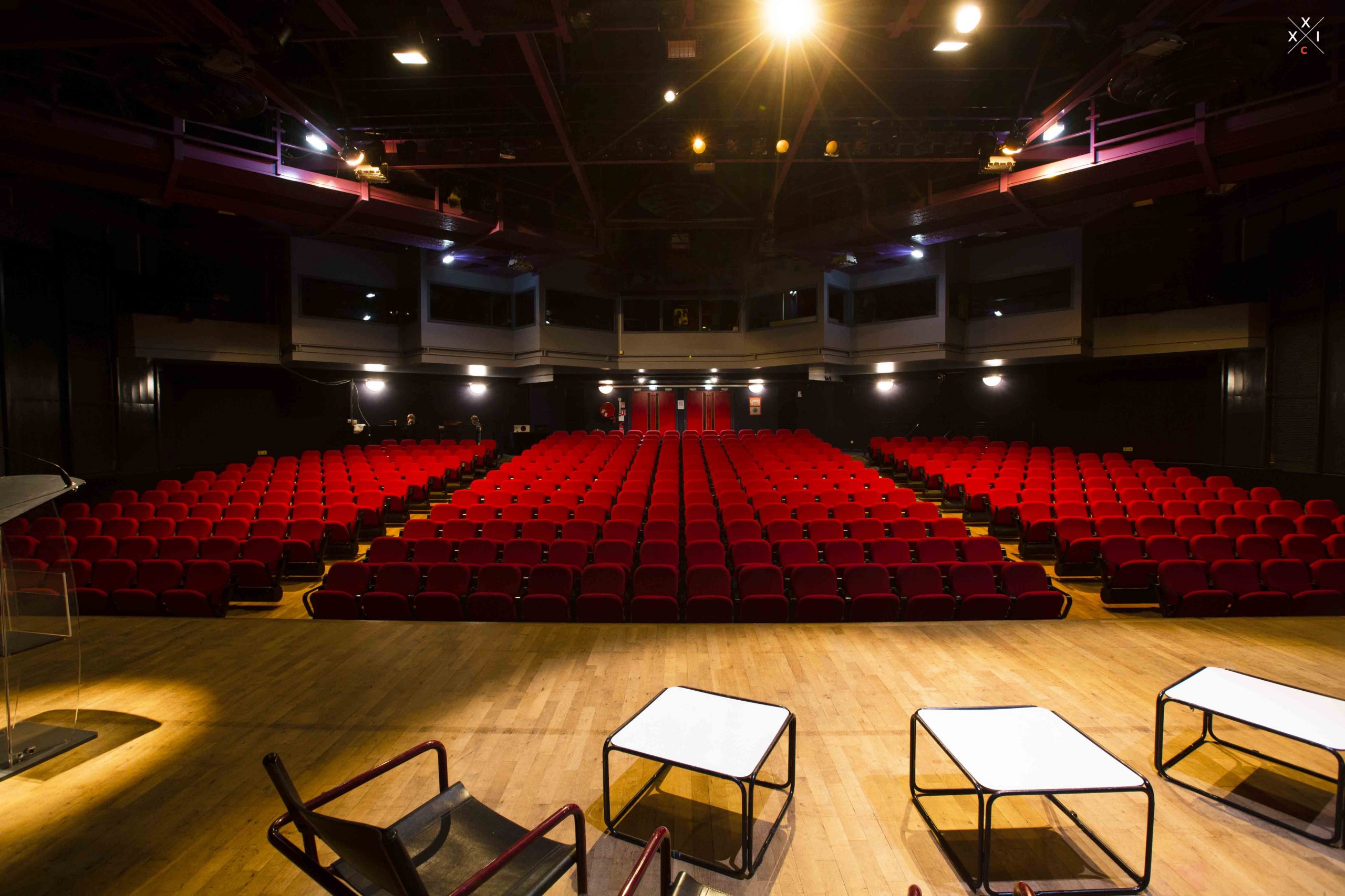 photo salle avec sieges rouges