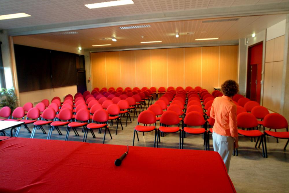 photo salle avec sieges rouges