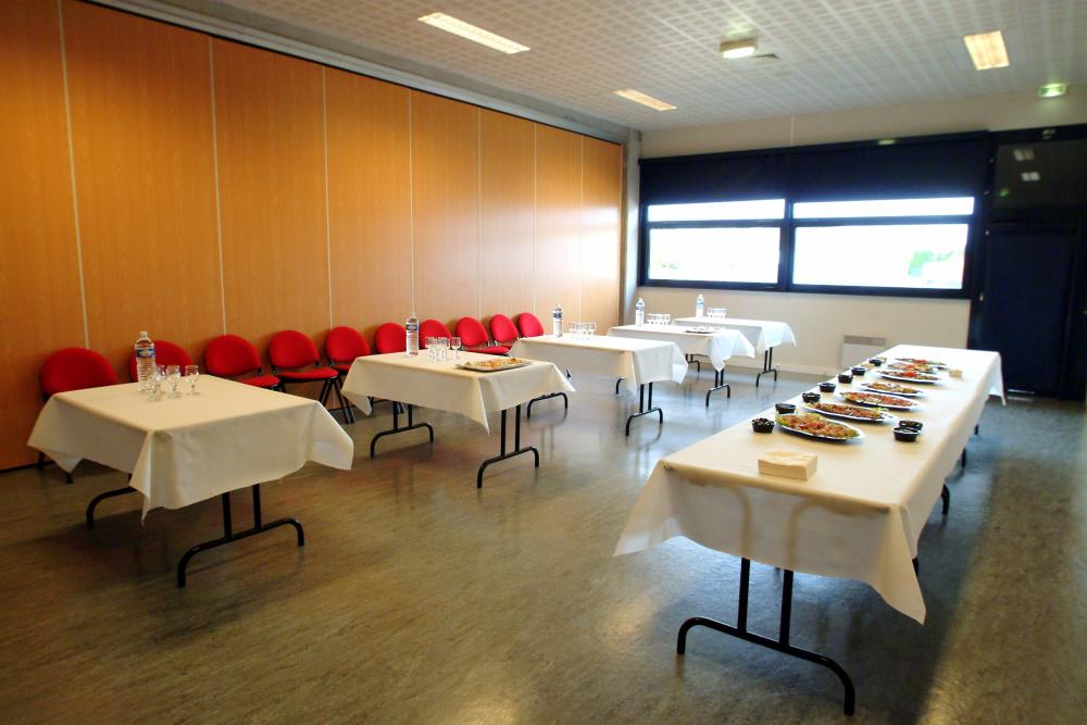 photo salle avec tables