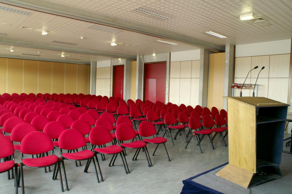 photo salle avec sieges rouges