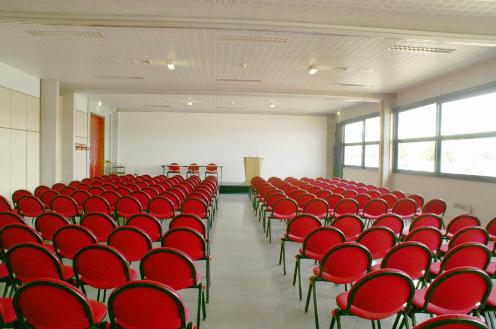 photo salle avec sieges rouges