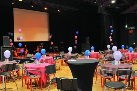 photo salle avec tables