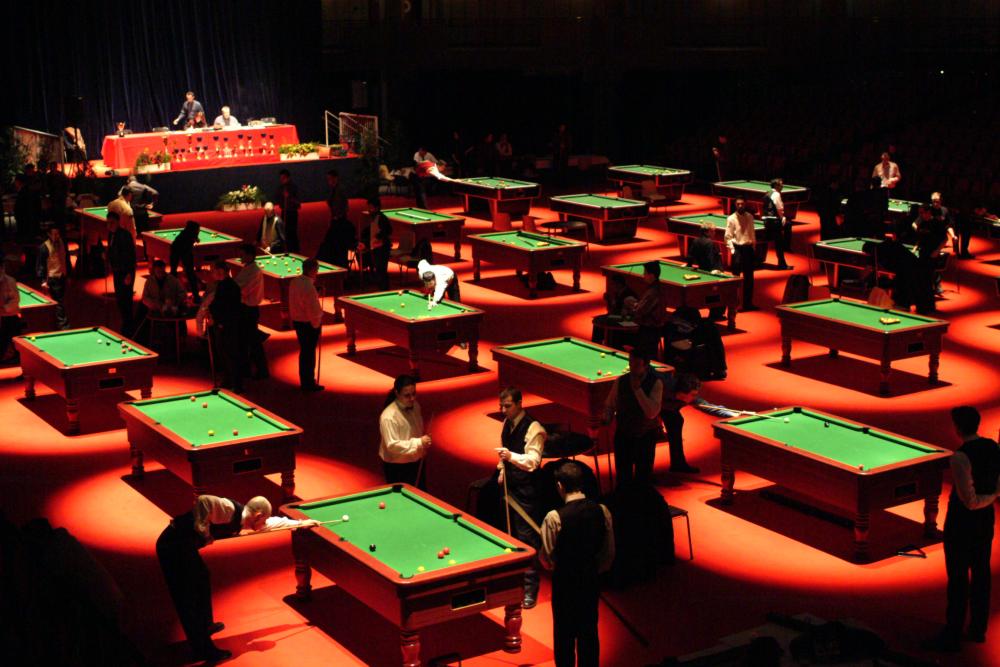 photo billards et gens qui jouent