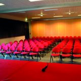 photo salle avec sieges rouges