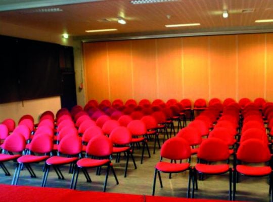 photo salle avec sieges rouges