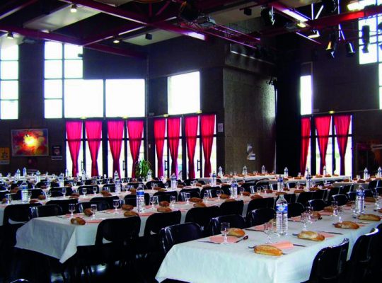 salle avec tables